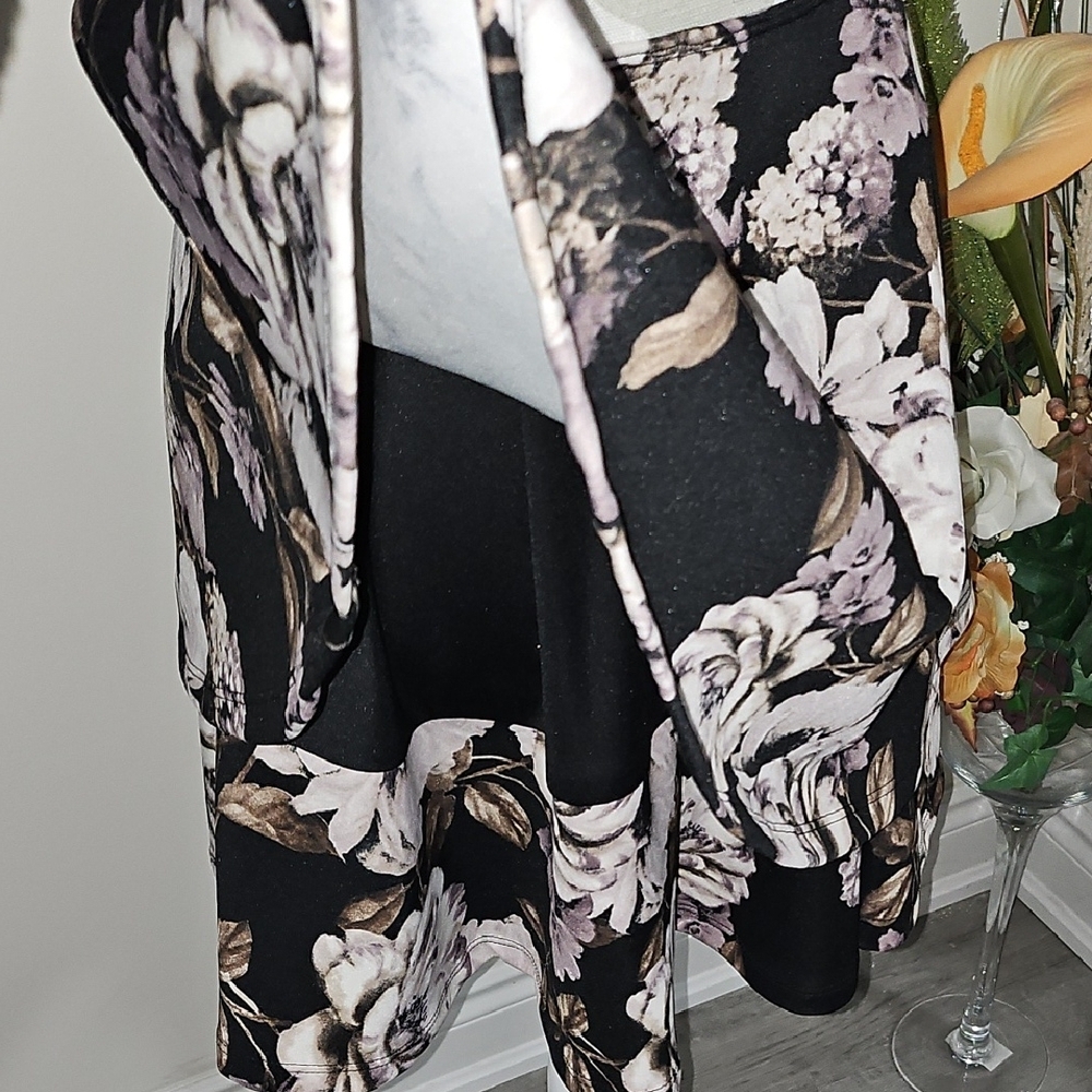 Windsor V-Neck Floral Dress - Picture 5 of 7